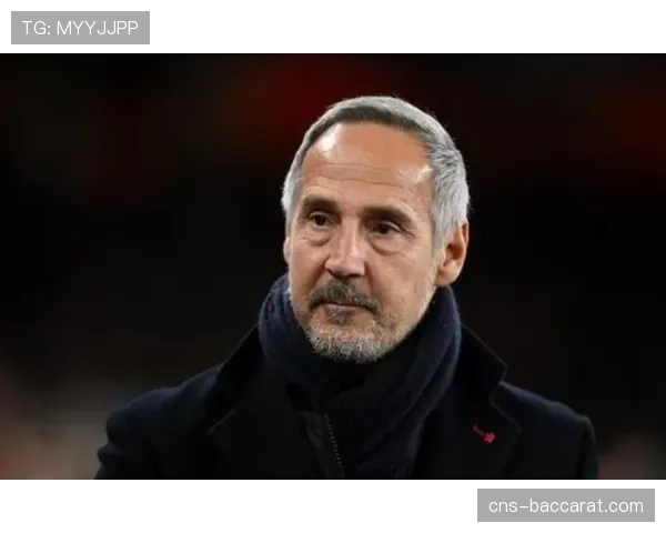 特写：摩纳哥主帅许特尔在战术会议上使用大量视频剪辑进行分析